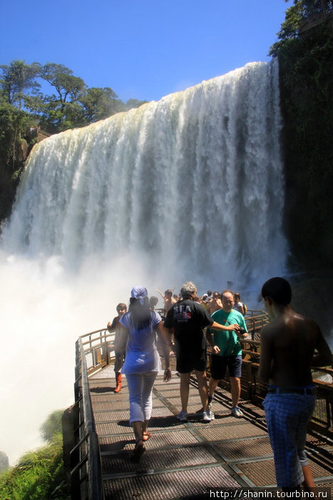 Смотровая площадка под водопадом — очень мокро от брызг Пуэрто-Игуасу, Аргентина