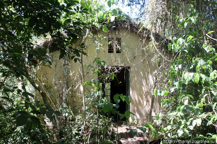 Заброшенный дом возле водопада Пуэрто-Игуасу, Аргентина