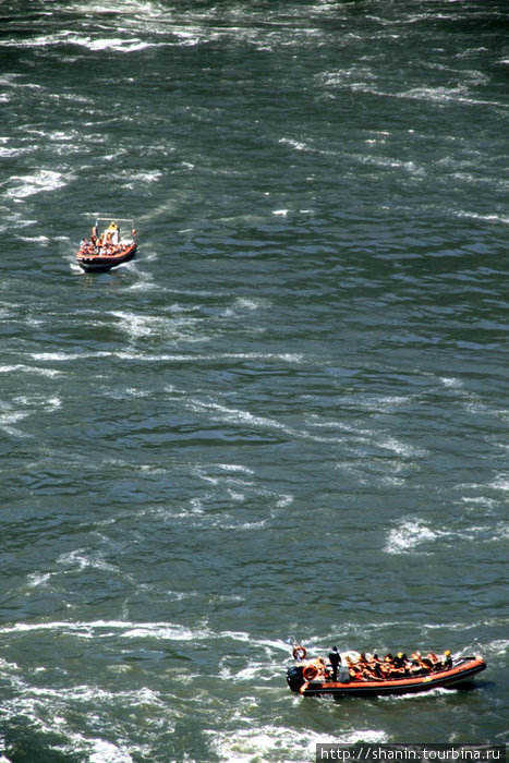 Лодки с туристами на реке Пуэрто-Игуасу, Аргентина