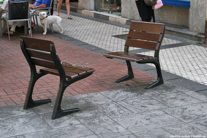Такие стульчики расставлены по всей Испании. Сан-Себастьян, Испания