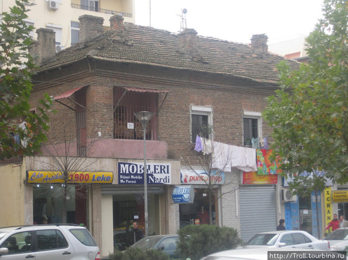 Старенький двухэтажный дом с черепичной крышей Тирана, Албания