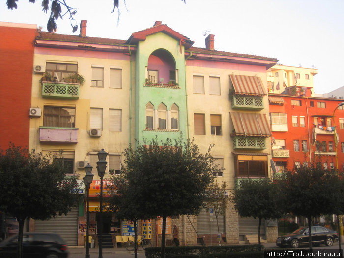 Затейливое здание с восточными мотивами Тирана, Албания