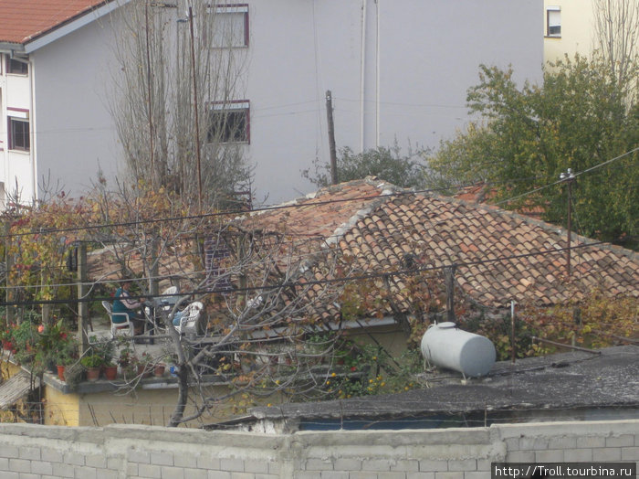 Еще один старый домик, укрывшийся от любопытных глаз за забором Тирана, Албания