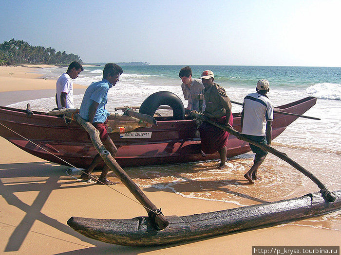 Вот на такой лодочке и рыбачат на Шри-Ланке Шри-Ланка