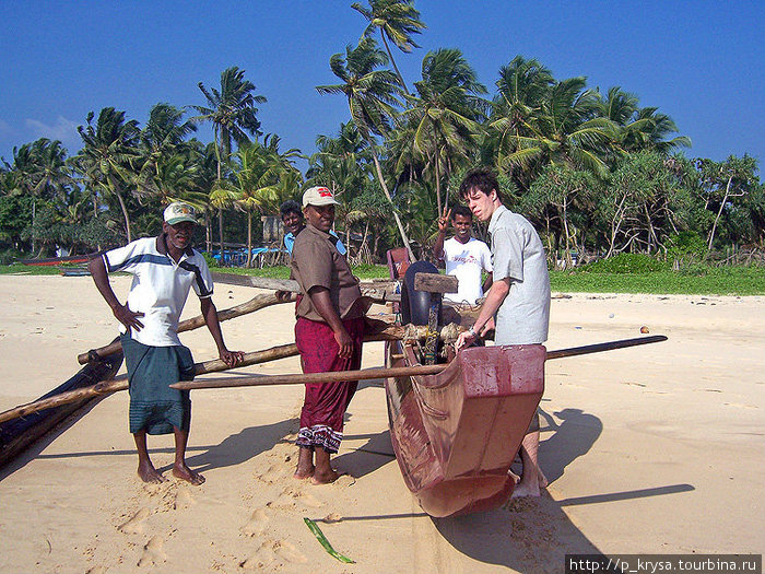 Вот на такой лодочке и рыбачат на Шри-Ланке Шри-Ланка