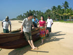 Вот на такой лодочке и рыбачат на Шри-Ланке
