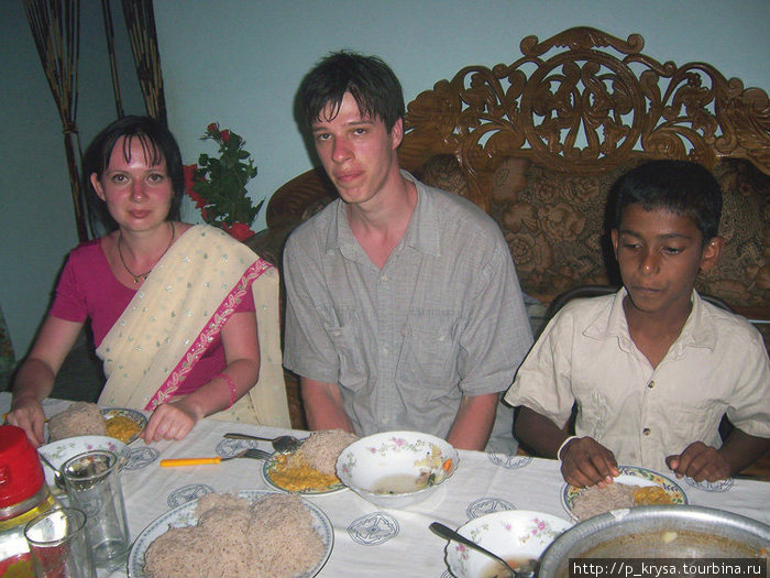 За обедом. На столе традиционные блюда. Шри-Ланка