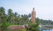 Статуя Будды украшает город
