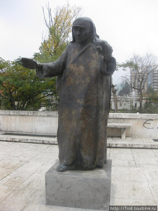 Памятник Матери Терезе Тирана, Албания