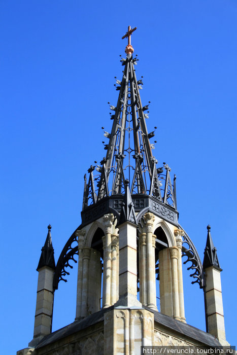 Церковь Петра и Павла построена А.Брюлловым в 1831—1839гг. Ажурный готический шпиль — главное украшение храма. Санкт-Петербург, Россия