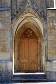 Входная дверь в церковь.