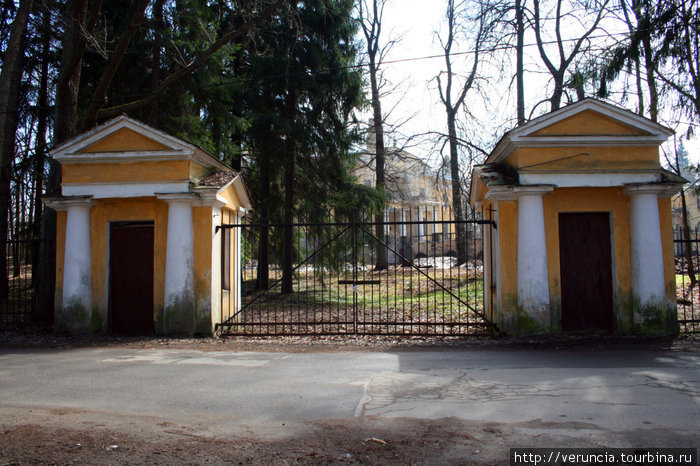 Ворота ВНИИ, за которыми находится бывшая дворянская усадьба графа Шувалова. Санкт-Петербург, Россия