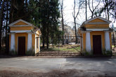 Ворота ВНИИ, за которыми находится бывшая дворянская усадьба графа Шувалова.