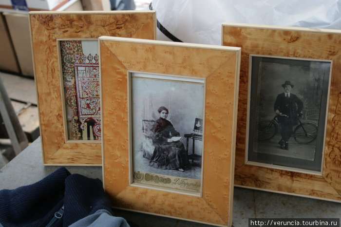 Старые фотографии на Блошином рынке. Санкт-Петербург, Россия