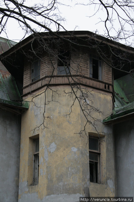 Разрушающийся дом с необычной архитектурой. Санкт-Петербург, Россия