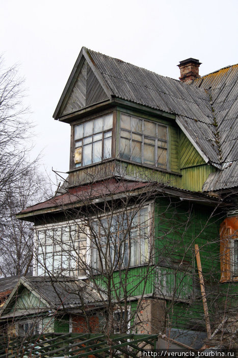 Таких деревянных дач в Озерках почти не осталось. Некоторые из них сохранились, благодаря художникам, использующим дома под мастерские. Санкт-Петербург, Россия