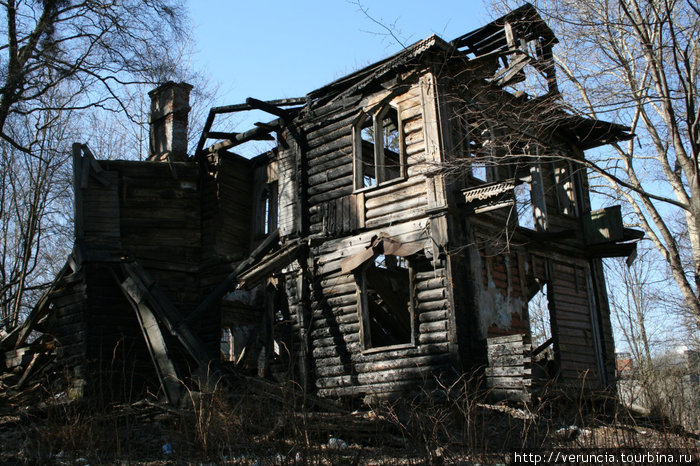 Один из самых красивых домов на Корякина сгорел совсем недавно. Кстати, этой зимой подожгли мой любимый теремок в Курорте — здание, находившееся под охраной государства. Санкт-Петербург, Россия