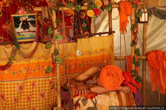 Этот баба никогда не садится, и даже спит стоя, облокотившись на подушки. Харидвар, Индия