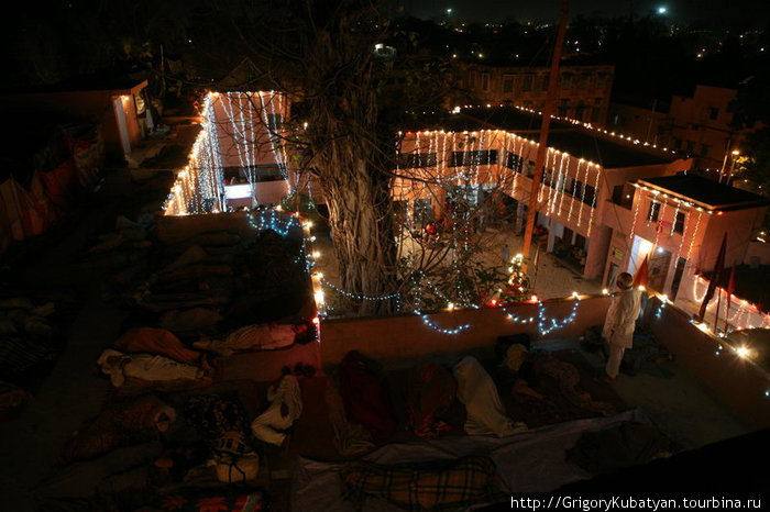 Ночлег на крыше храма. Харидвар, Индия