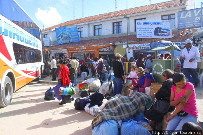 На автовокзале давка, все загружают свои тюки Ла-Киака, Аргентина