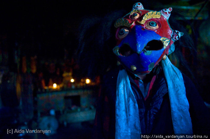 Частью ритуалов пуджи является изгнание злых духов. Исполняются ритуальные танцы с масками, во время которых слепленные из теста или глины символы зла выносятся из монастыря или ритуального дома Непал
