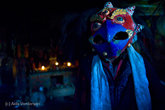 Частью ритуалов пуджи является изгнание злых духов. Исполняются ритуальные танцы с масками, во время которых слепленные из теста или глины символы зла выносятся из монастыря или ритуального дома