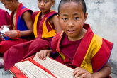 Бонский монастырь Тритэн Норбуце в Катманду. Юные монахи за изучением священной книги