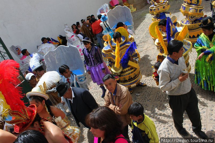 Городское шествие начинается Потоси, Боливия