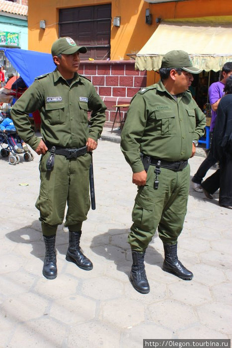 Полиция стережёт от беспорядков Потоси, Боливия