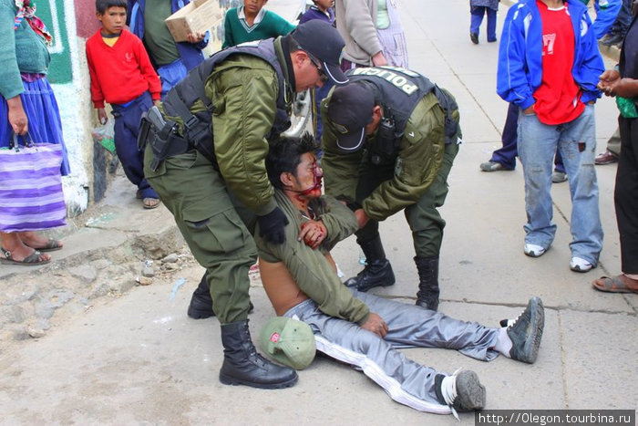Не зря полиция на страже- от пьяной молодёжи можно ожидать всё что угодно... Этому парню не повезло Потоси, Боливия