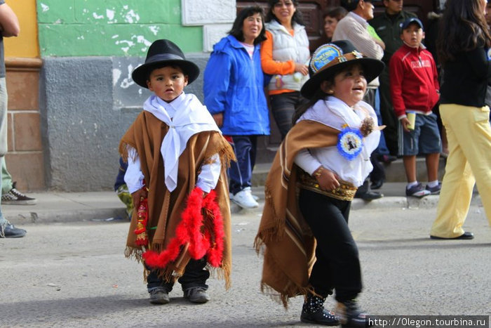Похожи на мушкетёров... Дети в костюмах прошли пятичасовой путь танцуя, наравне со взрослыми участниками Карнавала Потоси, Боливия