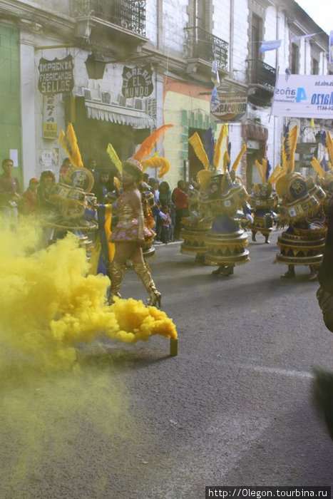 Фестиваль подкрасили красочной дымовушкой Потоси, Боливия