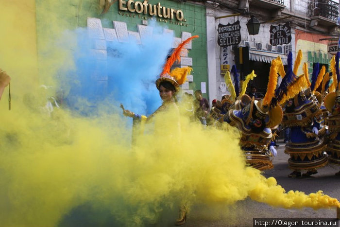 Участники Карнавала проходили сквозь ярко- жёлтый и ярко-голубой дым Потоси, Боливия
