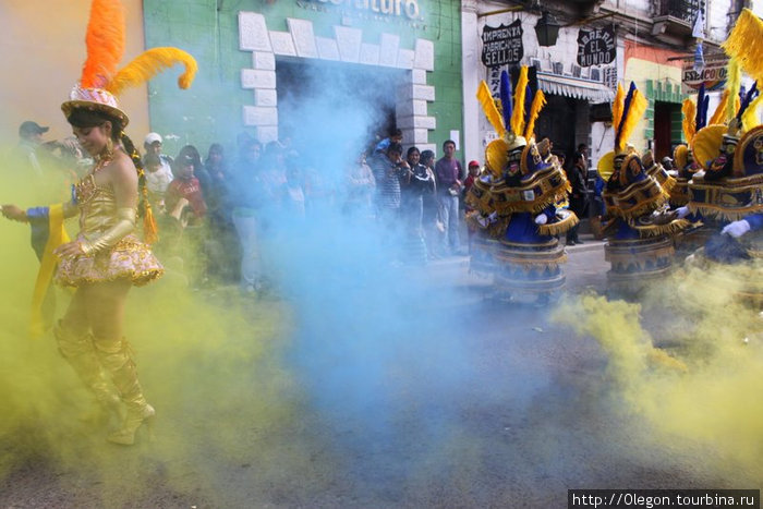 Дым украшал визуально, но запах был очень ужасным, но участники Карнавала не подавали вида- продолжая танцевать с улыбками на лицах Потоси, Боливия