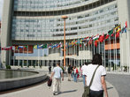 Вокруг фонтана во внутреннем дворике висят флаги всех стран-членов ООН