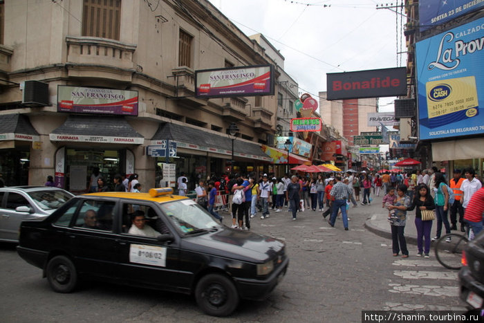 Такси на улице Сан-Сальвадора Сан-Сальвадор-де-Хухуй, Аргентина