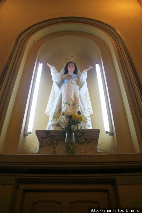 Статуя Девы Марии в католической церкви