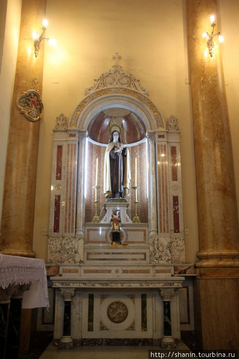Алтарь со статуей Девы Марии в католической церкви