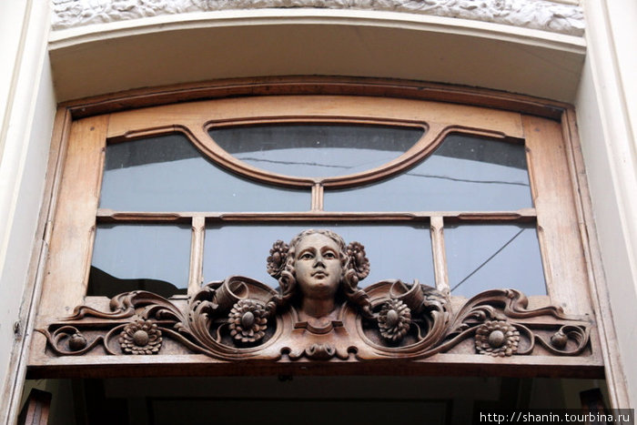 Женская голова над входной дверью Сан-Сальвадор-де-Хухуй, Аргентина