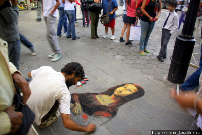 Рисунок Моны Лизы на асфальте Сан-Сальвадор-де-Хухуй, Аргентина