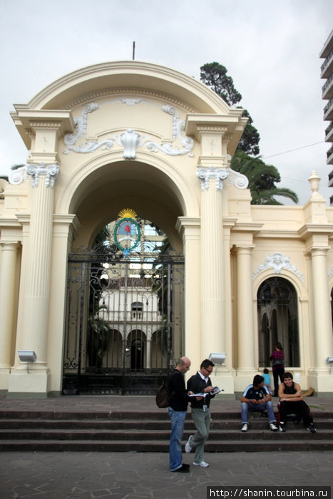 У входа во дворец Сан-Сальвадор-де-Хухуй, Аргентина