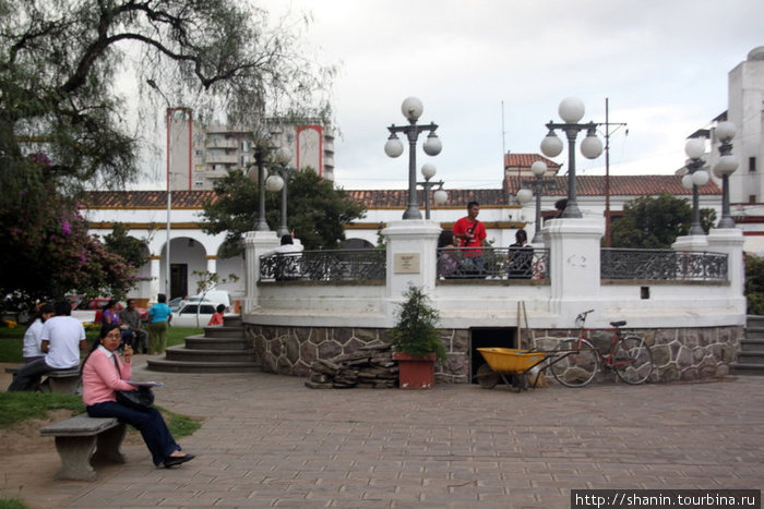 На центральной площади Сан-Сальвадор-де-Хухуй, Аргентина