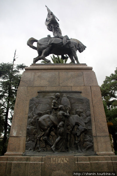 Памятник генералу Бельграно на центральной площади города Сан-Сальвадор-де-Хухуй Сан-Сальвадор-де-Хухуй, Аргентина