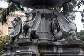 Крылатые львы на фонтане
