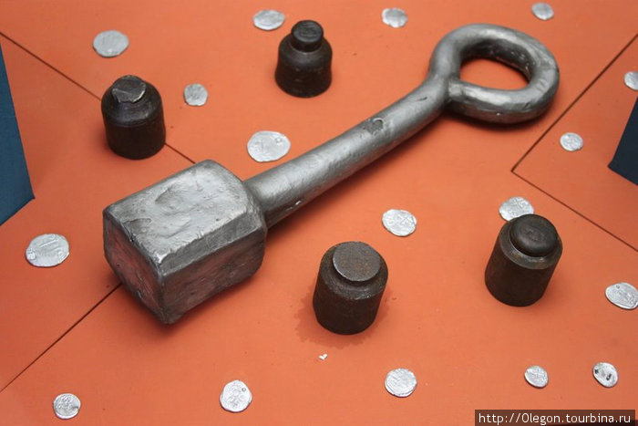 Старый метод изготовления монет- стукнуть по кусочку серебра чем нибудь тяжёлым, чтоб расплющился.. Потоси, Боливия
