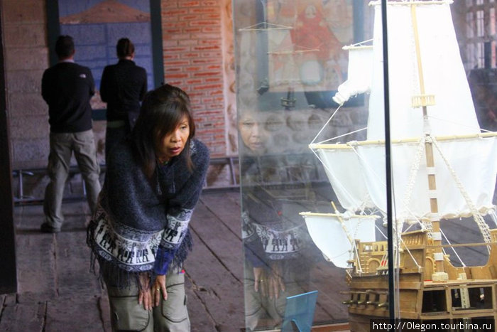 Туристы разглядывают экспонаты музея с большой заинтересованностью Потоси, Боливия