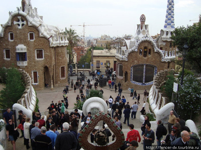 Сказочнй парк Гуэль забит туристами даже в ноябре Барселона, Испания