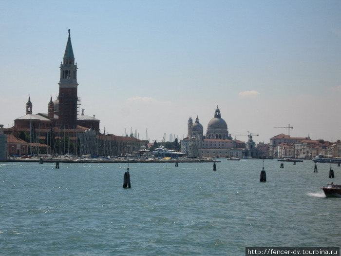 Такой роскошный вид открывается туристам на несколько минут до схода на берег Венеция, Италия