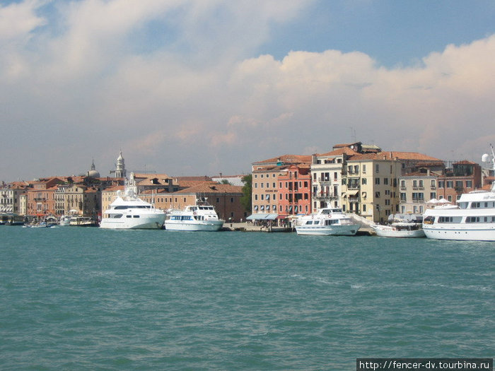 У пирсов всегда стоит много роскошных яхт Венеция, Италия