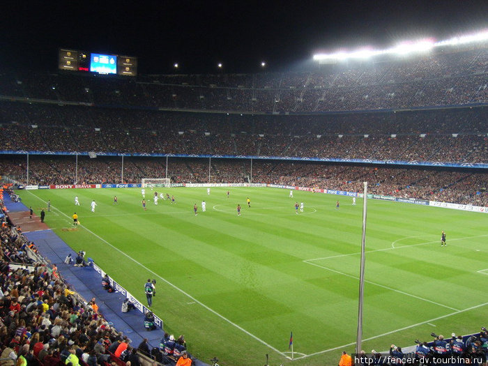 Стадион вмещает без полутора тысяч 100 000 зрителей. Стоит ли говорить, что на играх вроде Барселона-Интер свободных мест не бывает. Барселона, Испания